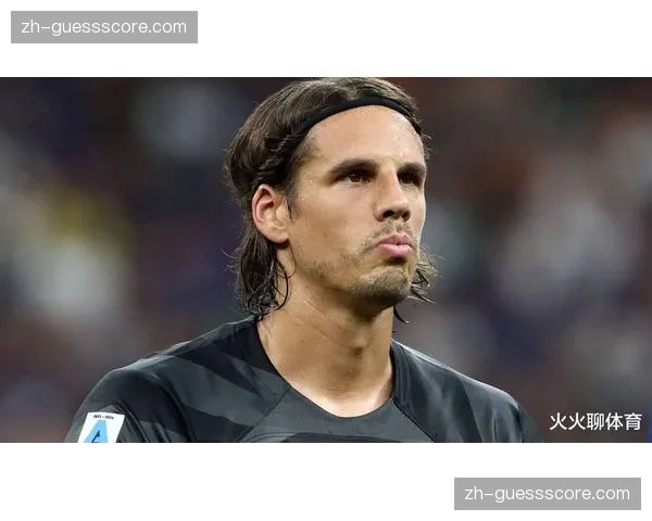 终场哨响，41岁的诺伊尔与索默拥抱，完成国家队门将传承